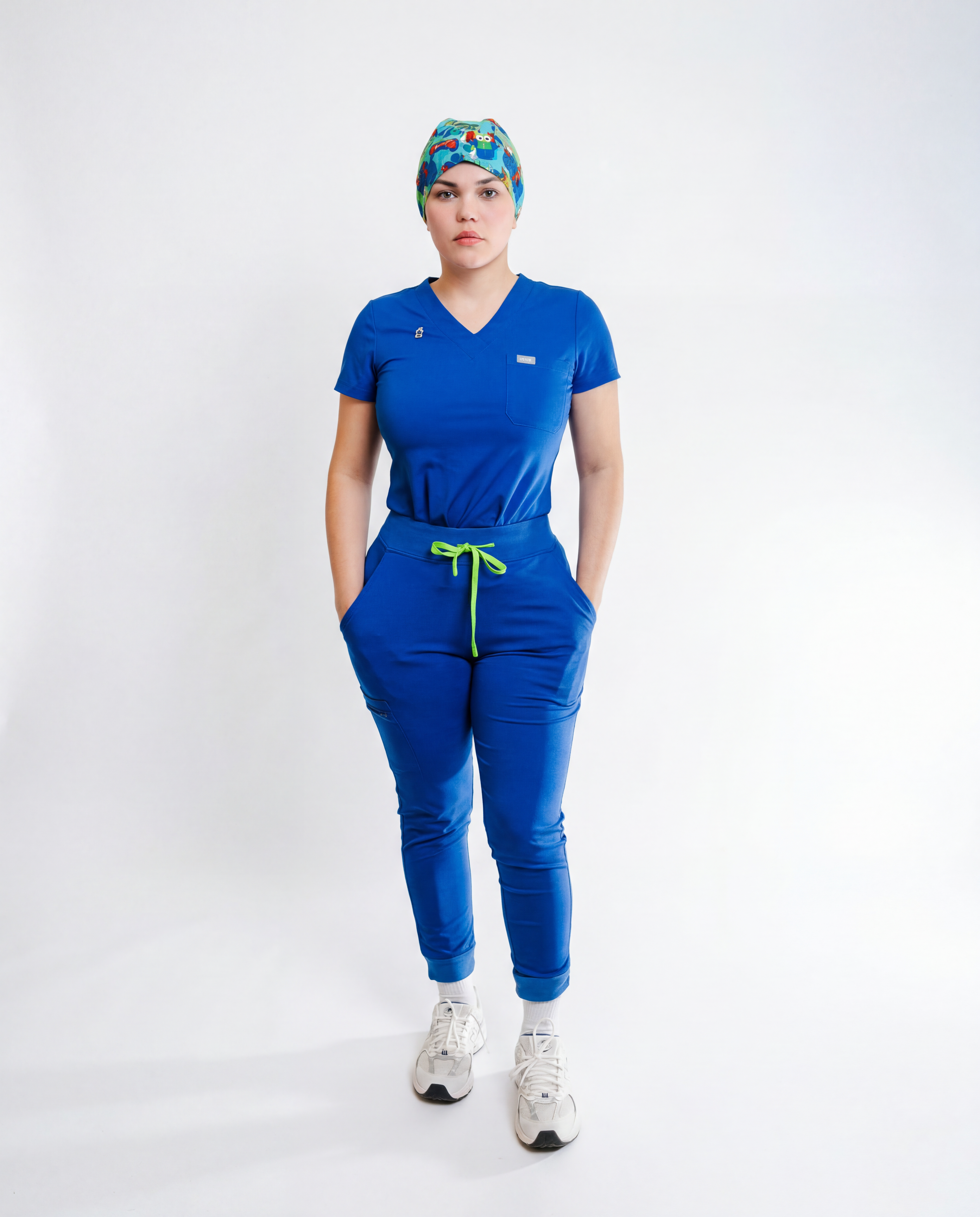 Modelo con scrubs azules